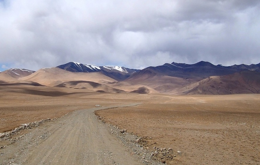 Landscape-on-the-other-side-of-Karakoram-pass