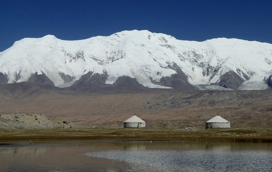 Traditional-Yurts-along-the-historic-route-between-Leh-and-Tarim-Basin